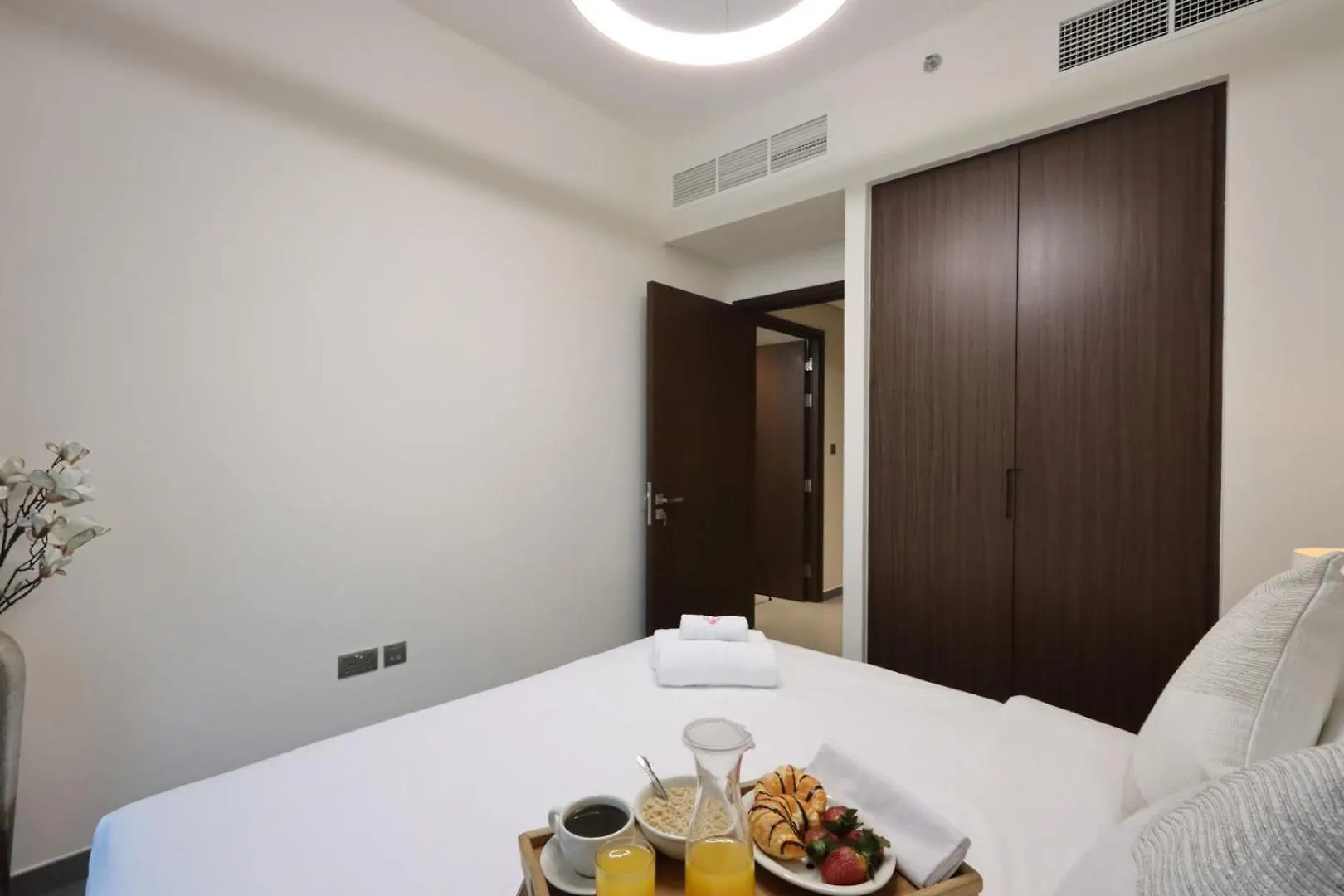 Livbnb- Embrace Serenity In 2B,Dubai Creek Harbour Dubai